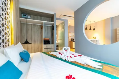 Habitación King con vistas a la piscina — Antiya Hotel Phuket